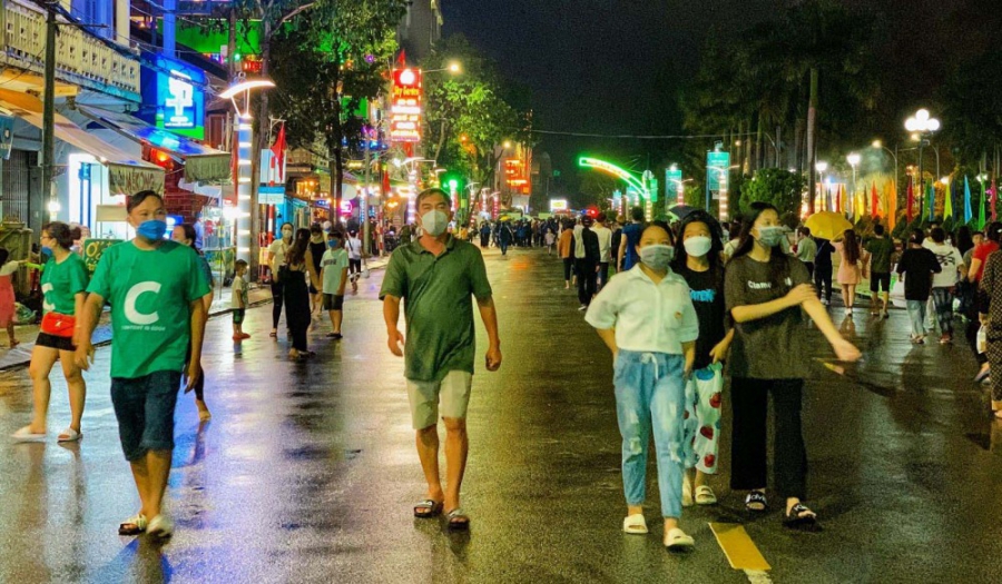 Phố đi bộ Ninh Kiều nhộn nhịp đón du khách sau 1 tuần ra mắt