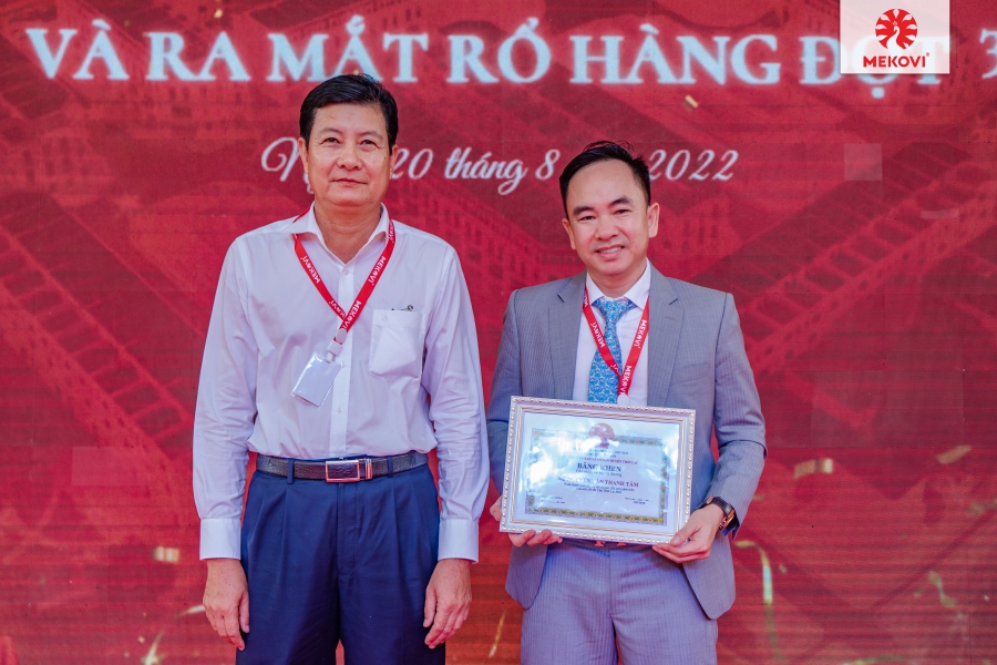 Đại diện HĐND huyện Thới Lai trao bằng khen ghi nhận và tuyên dương tập đoàn Mekovi